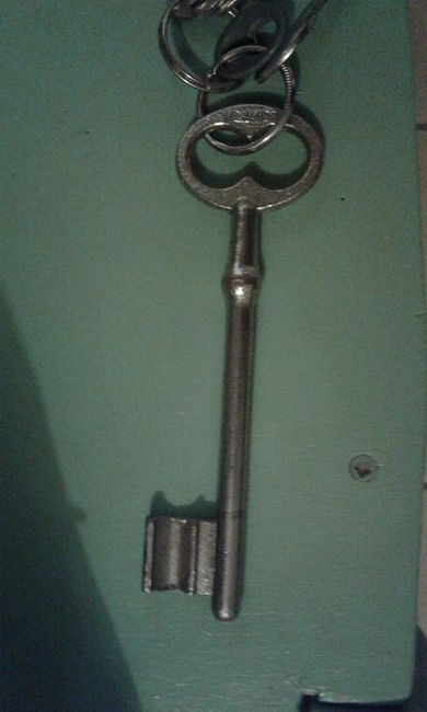 une vieille clé qui fait référence à la clé qui servait à ouvrir les portes du canal dans le film le