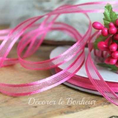 ruban fushia le long du chemin de table, d'un seul côté