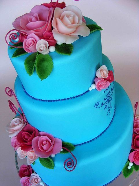 gateau bleu avec fleurs roses