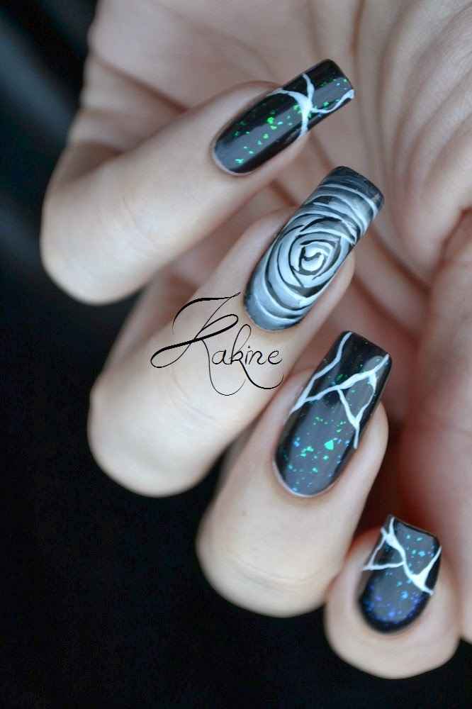 nail art rose bleue et noire