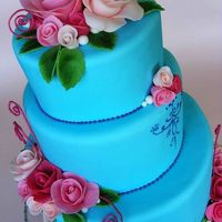 gateau bleu avec fleurs roses