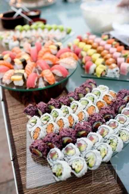 Un buffet de sushis pendant le vin d'honneur.