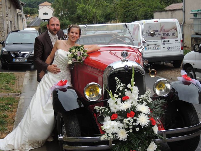 photo avec la voiture qui nous a conduit