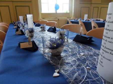 Table bleu ivoire sans vaisselle