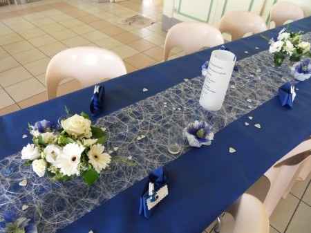 Table bleu ivoire sans vaisselle
