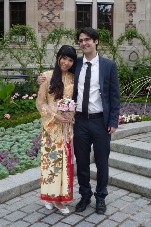 Pour le mariage civil à Paris 12e, j'étais dans le tenue tradition malaisien, 'Kebaya' et 'Batik'.