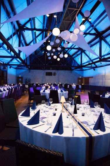 Table avec decorations comme dans un wagon restaurant