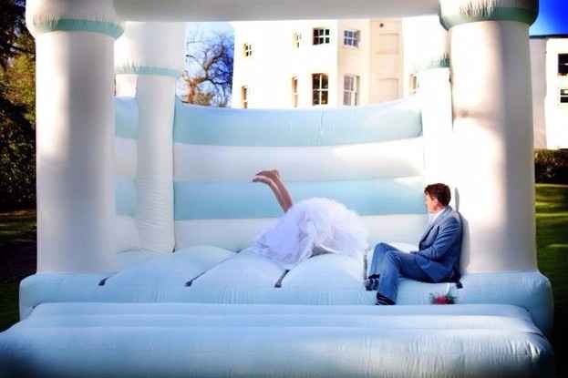 La tête en bas dans le chateau gonflable!