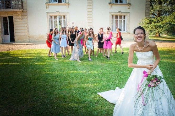 Le traditionnel lancé de bouquet