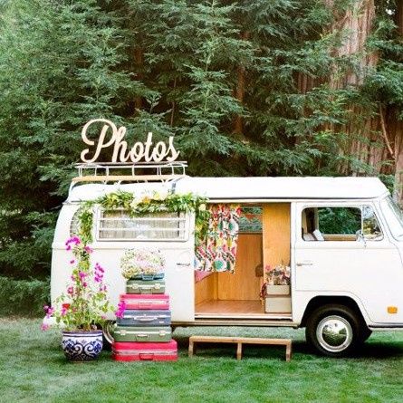 Le photobooth, dans un van, devant une toile, dans un coin de nature,...