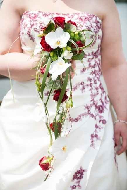 ma robe avec mon bouquet - Sandra Mariages à Creil et Fleuriste Corinne Delforge à Nogent sur Oise