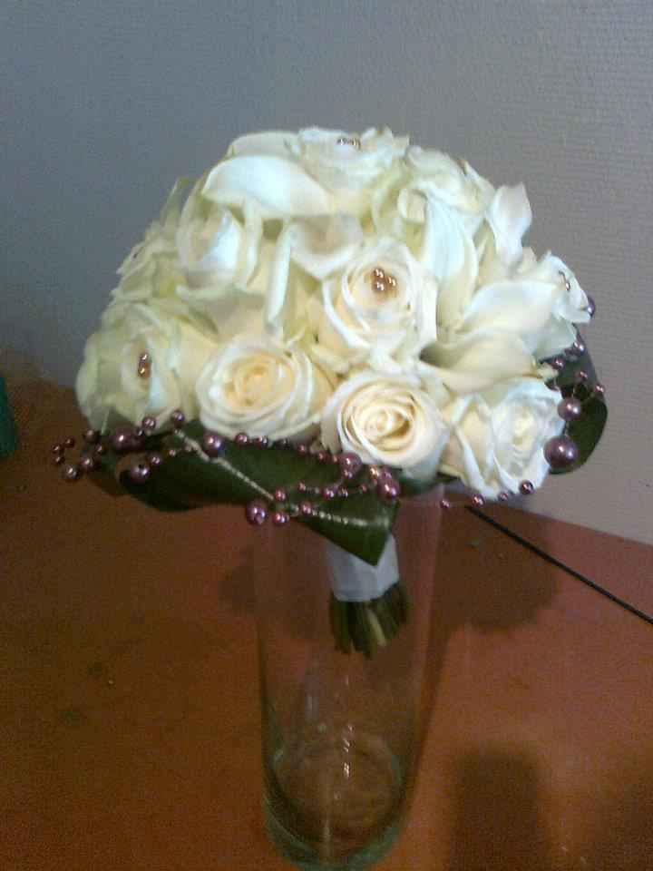bouquets pour mariée roses blanxhes avec perles grises