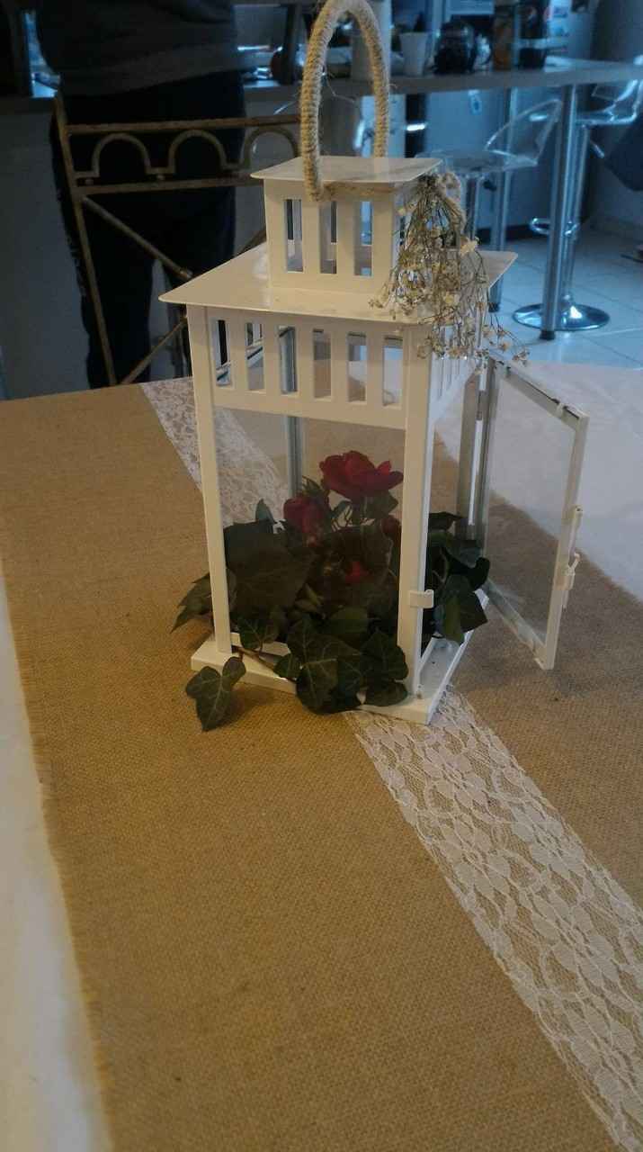 Lanterne centre de table avec liere et roses rouges