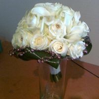 bouquets pour mariée roses blanxhes avec perles grises