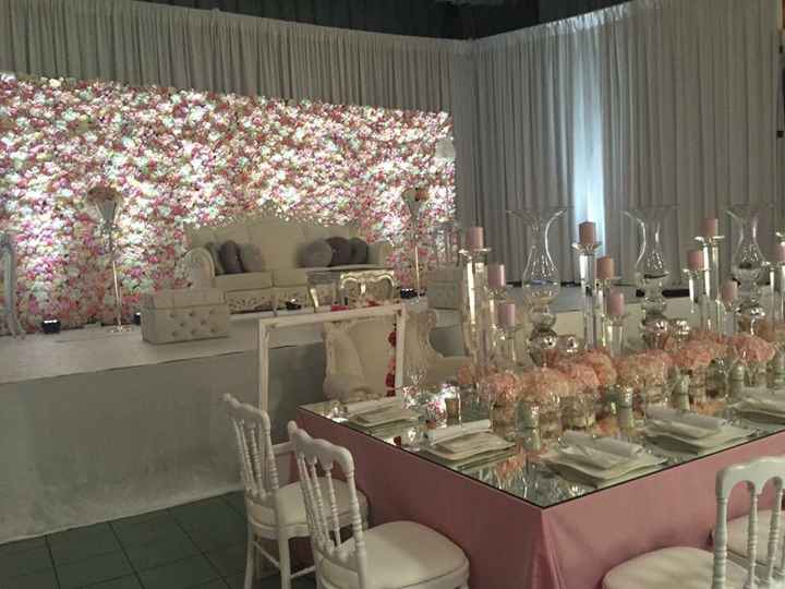 Centre de table avec peu de fleurs - 1