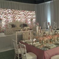 Centre de table avec peu de fleurs - 1