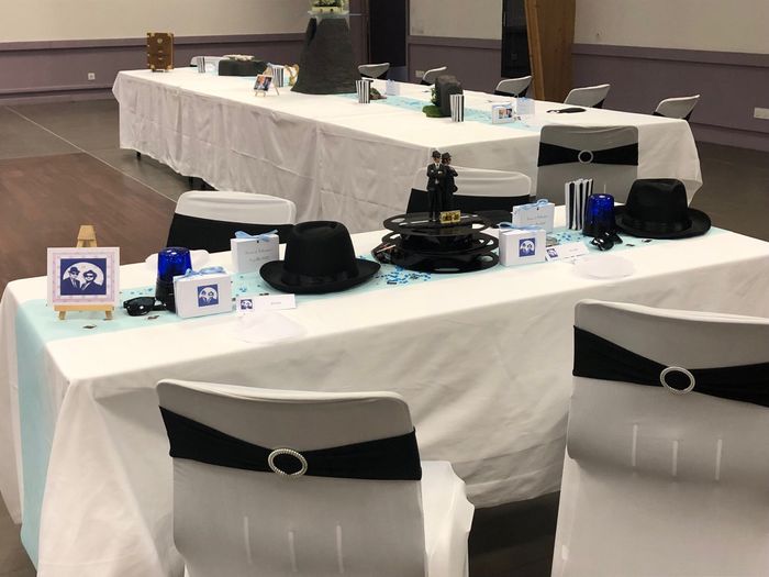 Noeuds sur les chaises de la salle de réception 4