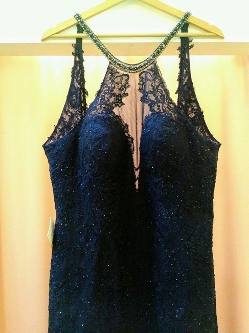 Bijoux de dos pour robe bleue - 2