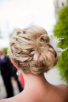 4. Chignon tressé avec plume