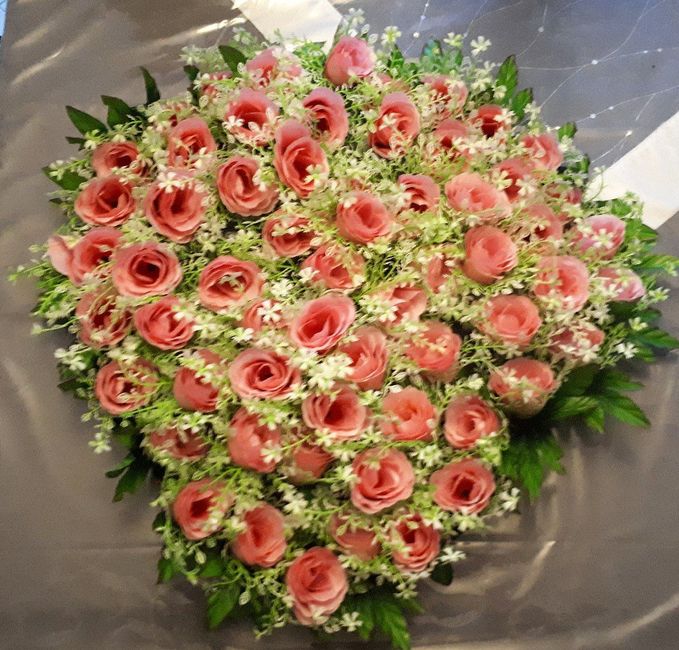 composition florale pour le capot de la voiture des mariés