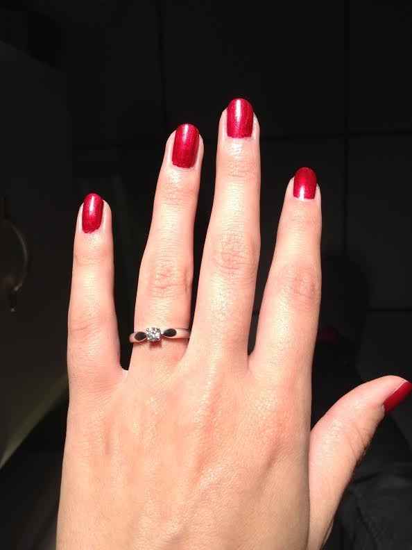 Nouvelle manucure rouge satin