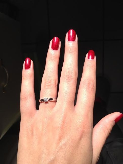 Nouvelle manucure rouge satin