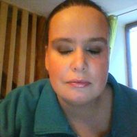 Avec les yeux fermés.