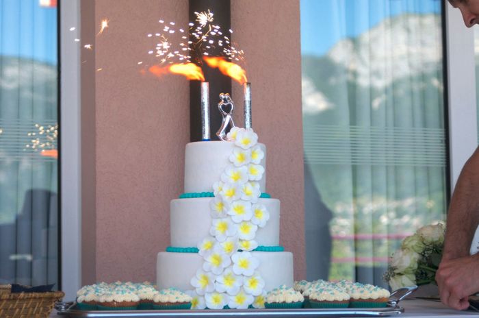 Gâteau de mariage réalisé par Bethany Bouchet d'Annecy sur le thème des Iles , fleurs en frangipanie
