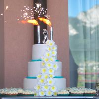 Gâteau de mariage réalisé par Bethany Bouchet d'Annecy sur le thème des Iles , fleurs en frangipanie