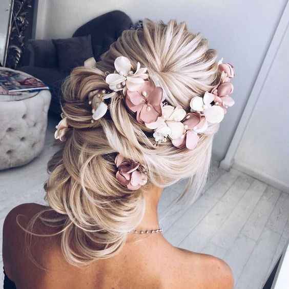 coiffure A ( sans ce type de fleurs, ce sera des fleurs naturelles)