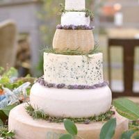 un gateau à étage de fromages