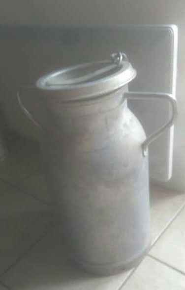 Pot à lait qui servira d'urne