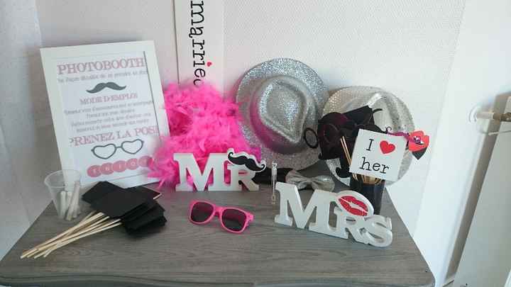 Table avec accessoires pour le coin photobooth