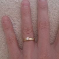 Qui porte une bague de fiançailles ? - 1