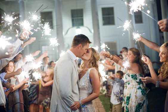 Feux de bengale pour l'entrée des mariés – Mariage en Vogue