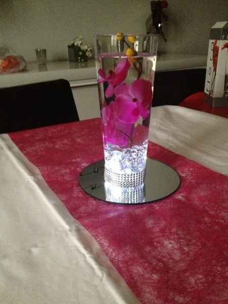 Vase table invités avec fleurs fushia