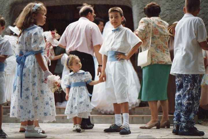 Moi 2 ou 3 ans au centre tenant la main de mon cousin pour sa première communion