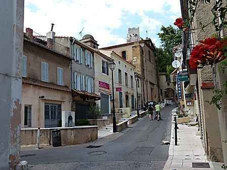 La rue que nous allons monter à pied