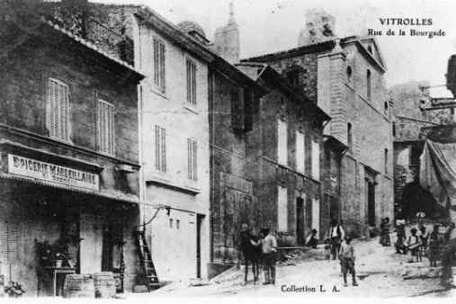 La même rue à l'agrandissement du vieux village
