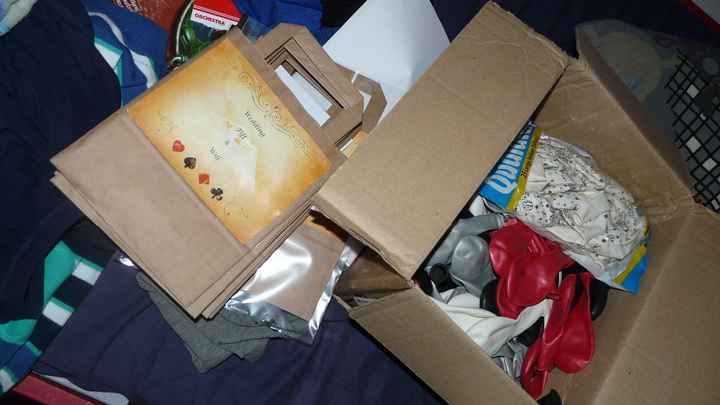 carton des ballons et sachets des livrets de bénédiction