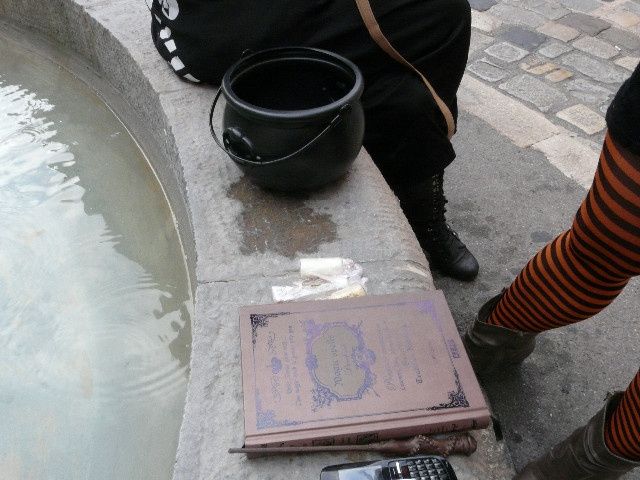 voilà donc mon sac à main de l'après midi et son contenu: un grimoire, un sac de fiole, et une bague