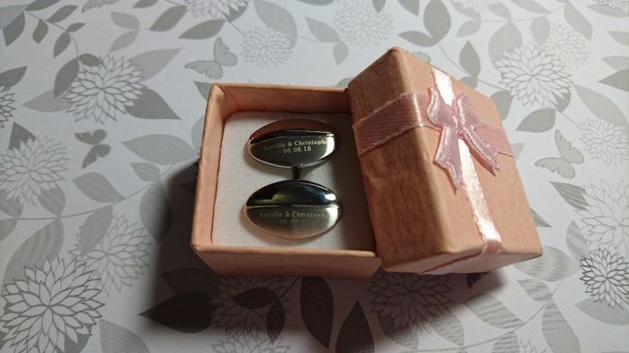 Ses boutons de manchette avec nos prénoms et la date du mariage