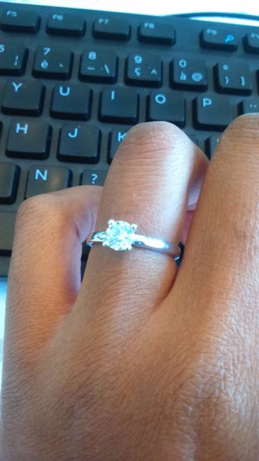 Ma magnifique bague de fiançailles. Une création de mon futur mari <img class=