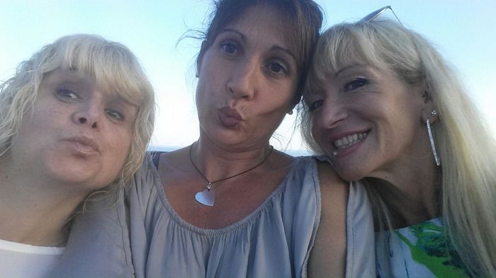 Enttrement de jeune fille avec les copines