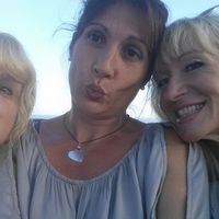 Enttrement de jeune fille avec les copines