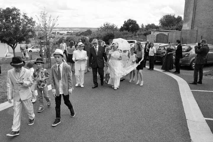 Départ pour la mairie en joyeux cortège .