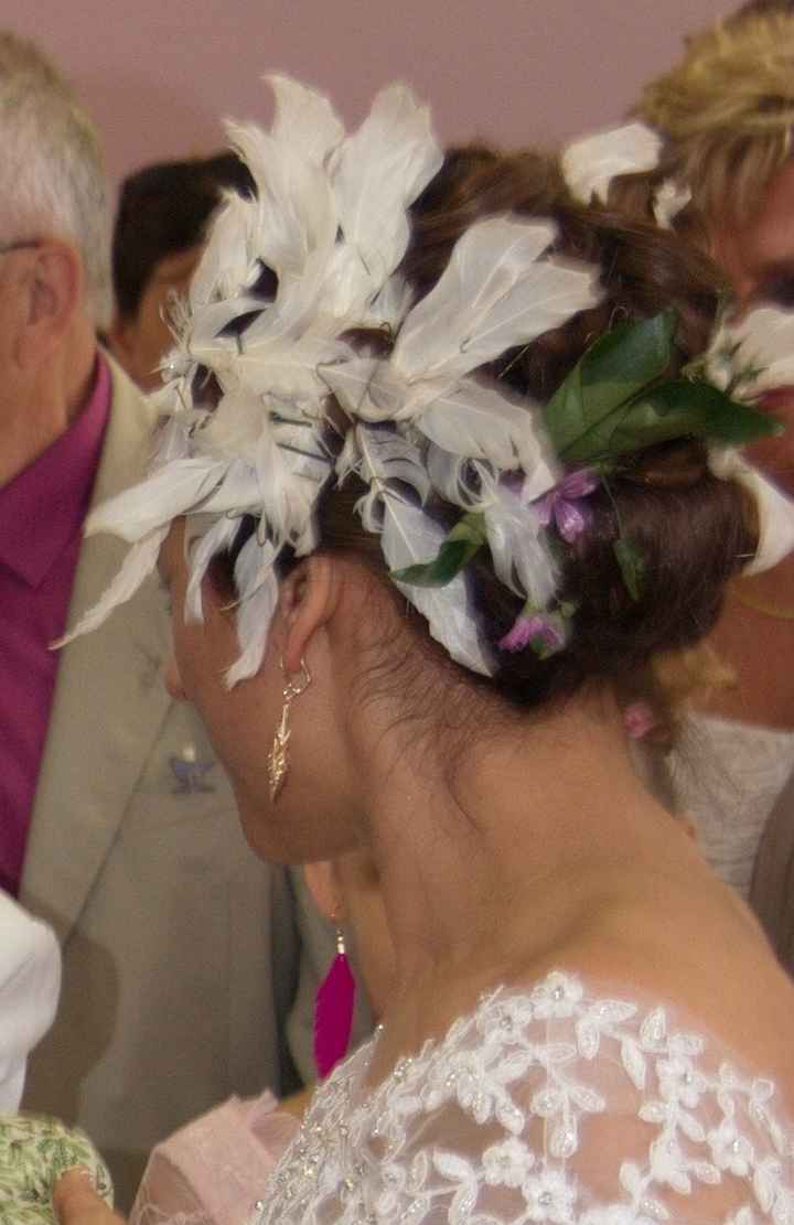 Coiffure avec accessoires anciens en plumes natuelles .  