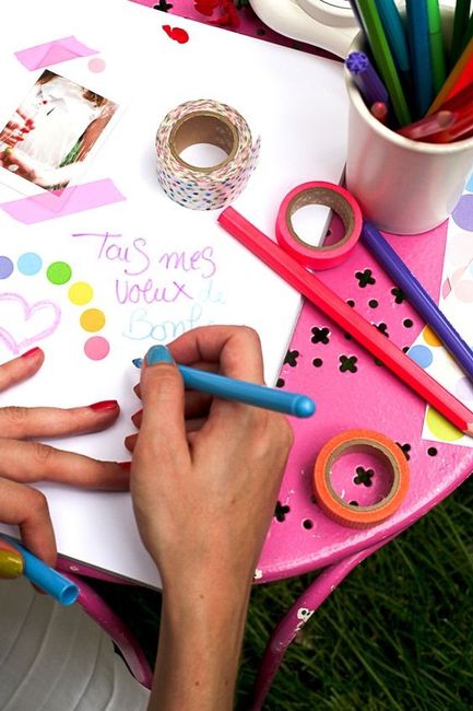 des feutres des gommettes du masking tape pour un livre d'or coloré