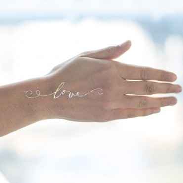 Tatouage éphémère doré LOVE