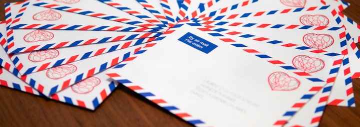 Des enveloppes multicolores